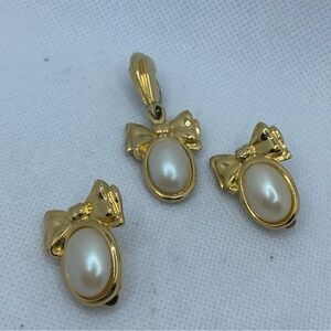 Richelieu Pendant/Clip On Earrings Elegant Gold and Cream Bow Jewelry Set